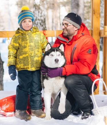 Ребёнок и хаски в Южной сказке Урала